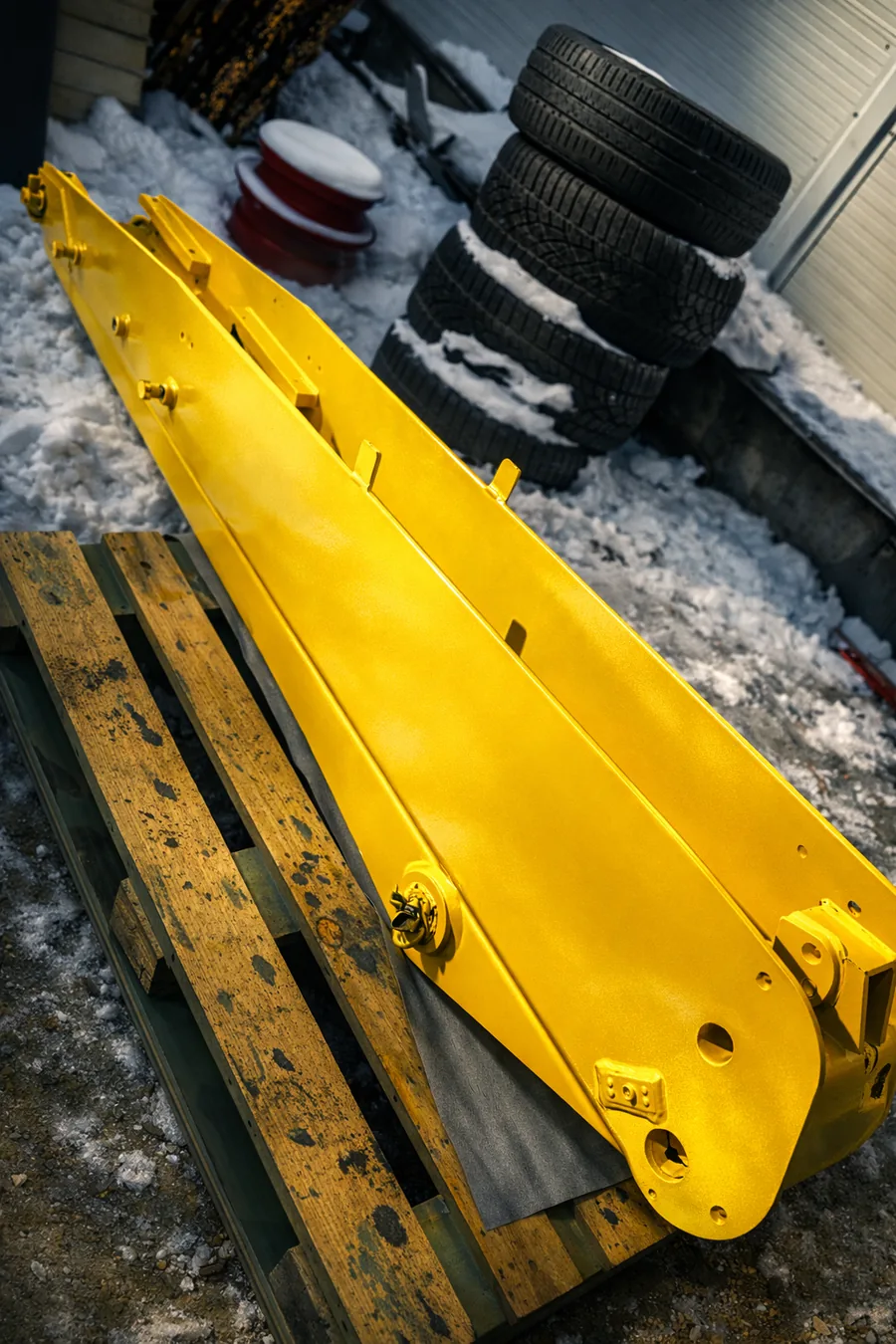 Braț de excavator. Utilaje · galben, lucios